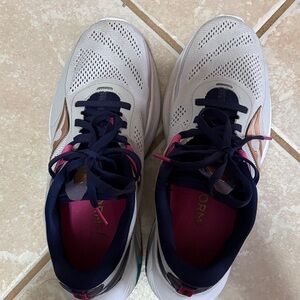 Saucony Women’s Light Grey and Navy Athletic Sneakers